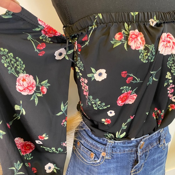 Floral Off-Shoulder Blouse by Decjuba (B1017) - Picture 3 of 7